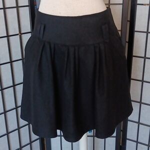Beautiful skirt. Fully lined. Thick fabric.  Size S-M